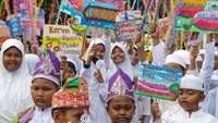 Sejumlah peserta membawa poster dan hiasan pernak-pernik saat mengikuti Pawai Tarhib di Palangka Raya, Kalimantan Tengah, Selasa (21/3/2023). Pawai yang digelar Pemkot Palangka Raya tersebut diikuti ribuan siswa dan guru serta instansi pemerintah setempat guna menyambut sekaligus memeriahkan datangnya bulan suci Ramadan 1444 Hijriah. ANTARA FOTO/Makna Zaezar  
