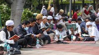 Umat Islam membaca Al Quran saat mengikuti Depok Mengaji di Alun-alun Kota Depok, Jawa Barat, Minggu (19/3/2023). Badan Wakaf Al Quran bersama Kajian Trotoar (Katro), Sarapan Berkah, dan Gema Amanah Indonesia menggelar Depok Mengaji dengan tema Sambut Ramadan, Bumikan Al Quran dalam rangka menyambut bulan Ramadan serta mengajak masyarakat untuk menguatkan kembali interaksi dengan kitab suci Al Quran. ANTARA FOTO/Asprilla Dwi Adha  