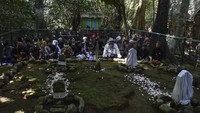 Warga berdoa bersama di makam Prabu Dimuntur pada Tradisi Merlawu Susuru di Gunung Susuru, Kecamatan Cijeungjing, Kabupaten Ciamis, Jawa Barat, Senin (13/3/2023). Tradisi yang sudah berlangsung secara turun temurun itu merupakan upacara adat warga setempat untuk mensucikan diri lahir dan batin sebelum melaksanakan ibadah puasa atau bulan ramadan. ANTARA FOTO/Adeng Bustomi  