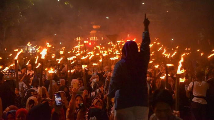 Warga mengikuti pawai obor di Medan, Sumatera Utara, Sabtu (18/3/2023). Pawai obor tersebut dilaksanakan dalam rangka menyambut bulan suci Ramadhan 1444 Hijriah. ANTARA FOTO/Fransisco Carolio/rwa.