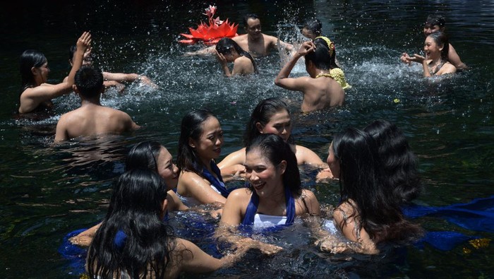 Sejumlah peserta berenang bersama saat melakukan prosesi Ritual Padusan di Umbul Ngabean, Banyudono, Boyolali, Jawa Tengah, Selasa (21/3/2023). Kegiatan itu dilakukan untuk membersihkan diri dalam menyambut Bulan Suci Ramadhan 1444 Hijriah. ANTARA FOTO/Aloysius Jarot Nugroho/aww.