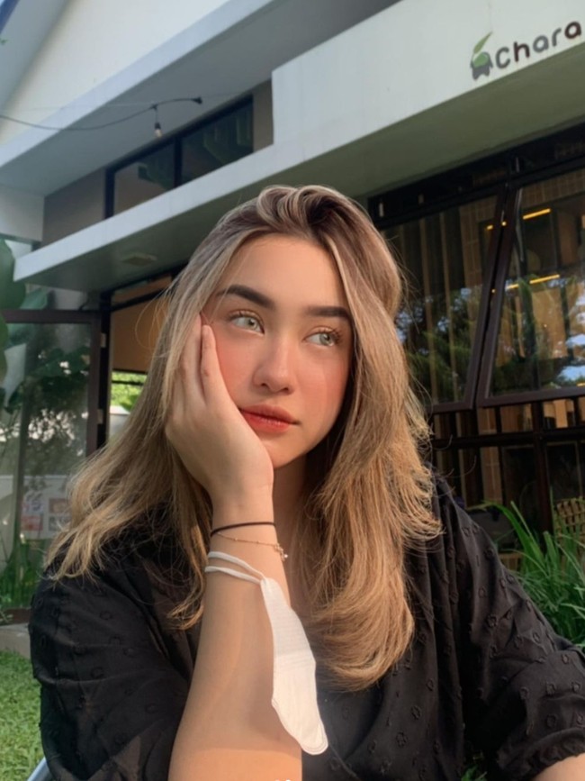 Berbeda dari ayah dan kakaknya, Ratna memilih tak terjun ke dunia entertainment. Walaupun demikian, ia tampak cukup aktif di akun Instagramnya, membagikan foto-foto dirinya. Foto: Instagram/@key24bingss