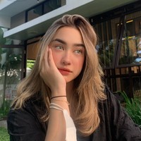 Berbeda dari ayah dan kakaknya, Ratna memilih tak terjun ke dunia entertainment. Walaupun demikian, ia tampak cukup aktif di akun Instagramnya, membagikan foto-foto dirinya. Foto: Instagram/@key24bingss