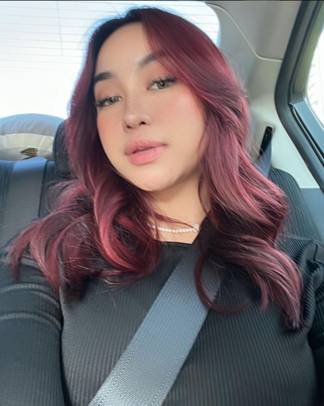 Tak kalah dari kakaknya, Adzana Bing Slamet, Ratna juga memiliki paras yang cantik. Dari unggahan-unggahannya juga terlihat jika Ratna sempat beberapa kali mengubah warna rambutnya. Foto: Instagram/@key24bingss