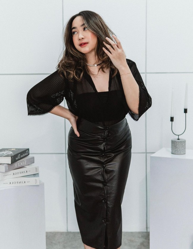 Penampilan Ratna pun selalu terlihat stylish dan memukau, seperti gayanya yang satu ini saat mengenakan outfit hitam yang membentuk tubuhnya. Bagaimana menurutmu penampilan Ratna? Foto: Instagram/@key24bingss