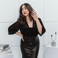 Penampilan Ratna pun selalu terlihat stylish dan memukau, seperti gayanya yang satu ini saat mengenakan outfit hitam yang membentuk tubuhnya. Bagaimana menurutmu penampilan Ratna? Foto: Instagram/@key24bingss