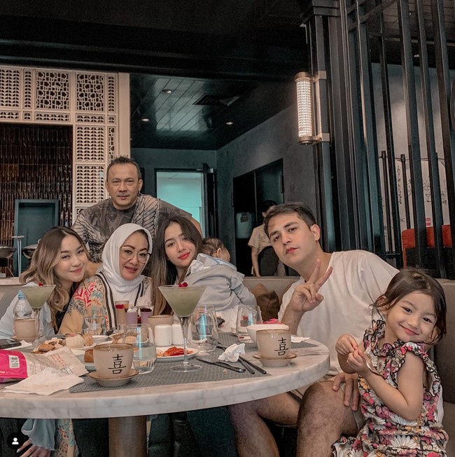 Begini potret Ratna bersama keluarganya. Tampak Ratna berpose bersama ibu, ayah, dan keluarga sang kakak. Kalau dilihat-lihat Ratna mirip siapa nih? Foto: Instagram/@adibingslamet77
