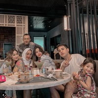 Begini potret Ratna bersama keluarganya. Tampak Ratna berpose bersama ibu, ayah, dan keluarga sang kakak. Kalau dilihat-lihat Ratna mirip siapa nih? Foto: Instagram/@adibingslamet77