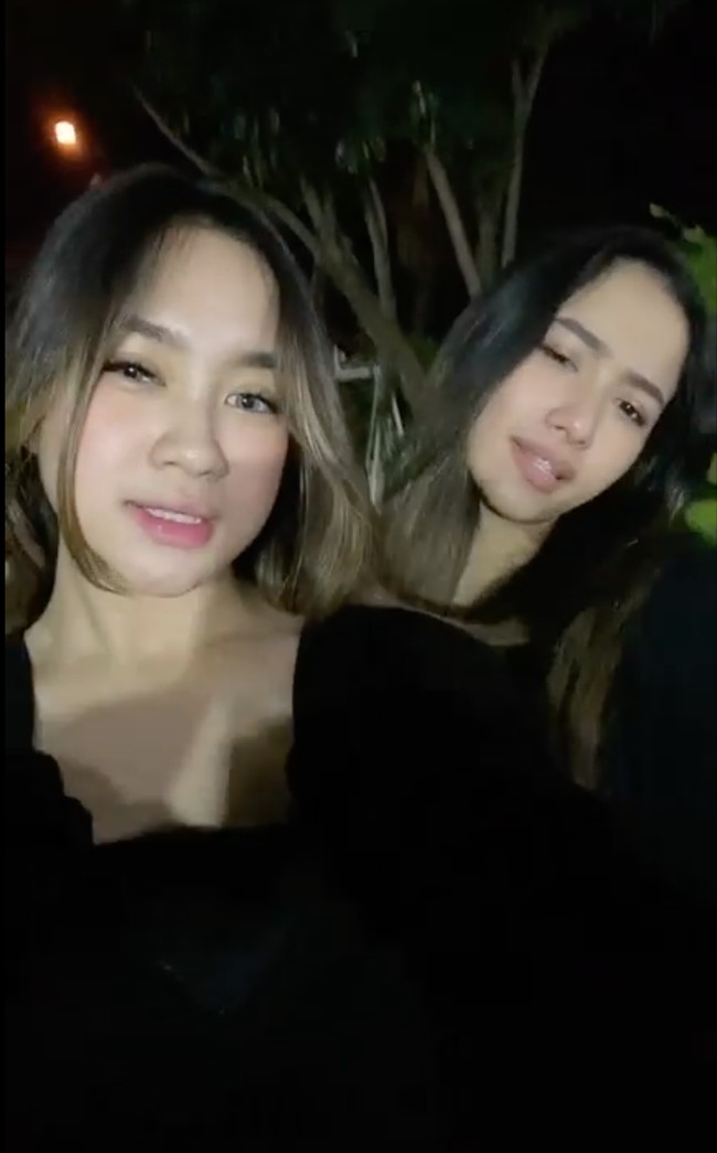 Sebagai kakak dan adik, Ratna dan Adzana memiliki wajah yang begitu mirip. Melalui unggahan Instagram Adzana terlihat jika keduanya sempat beberapa kali membuat konten bersama. Foto: Instagram/@adzanabs