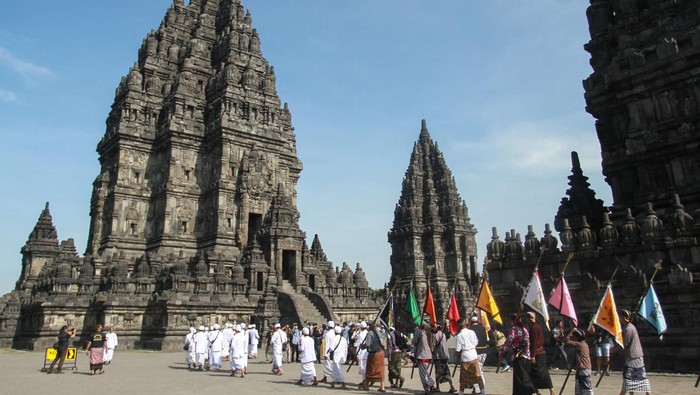 Ribuan Umat Hindu Ikuti Tawur Agung Kesanga di Candi Prambanan Umat Hindu melakukan pradaksina atau berjalan mengitari Candi Prambanan di Sleman, DI Yogyakarta, Selasa (21/3/2023). Prosesi Tawur Agung Kesanga yang diikuti ribuan Umat Hindu dari DI Yogyakarta dan Jawa Tengah tersebut merupakan rangkaian perayaan Hari Raya Nyepi tahun baru Saka 1945.