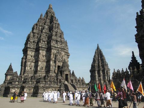 Umat Hindu melakukan pradaksina atau berjalan mengitari Candi Prambanan di Sleman, DI Yogyakarta, Selasa (21/3/2023). Prosesi Tawur Agung Kesanga yang diikuti ribuan Umat Hindu dari DI Yogyakarta dan Jawa Tengah tersebut merupakan rangkaian perayaan Hari Raya Nyepi tahun baru Saka 1945.
