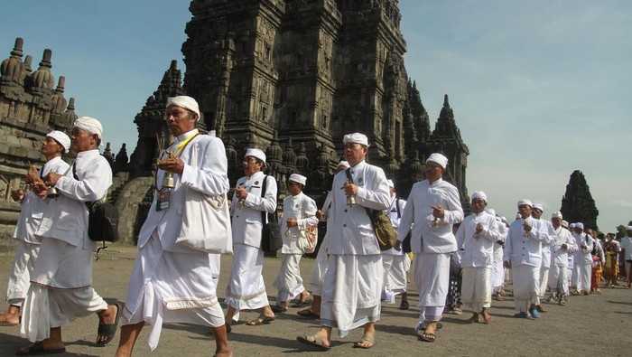 Umat Hindu melakukan pradaksina atau berjalan mengitari Candi Prambanan di Sleman, DI Yogyakarta, Selasa (21/3/2023). Prosesi Tawur Agung Kesanga yang diikuti ribuan Umat Hindu dari DI Yogyakarta dan Jawa Tengah tersebut merupakan rangkaian perayaan Hari Raya Nyepi tahun baru Saka 1945.