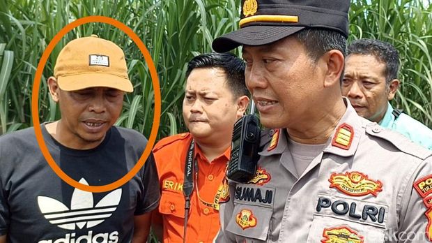 Riyanto (berbaju hitam) saat berpura-pura menjadi penemu bayi yang dibuangnya sendiri