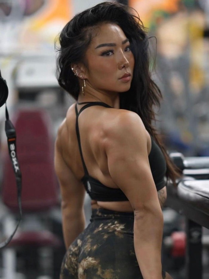 Wanita 29 tahun asal Los Angeles tersebut mengatakan bahwa olahraga angkat besi adalah penyelamat hidupnya setelah melalui masa remajanya yang harus berjuang melawan gangguan makan.