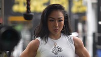 Wanita Ini Dijuluki Atlet Angkat Besi Terseksi, Kekarnya Bikin Salfok