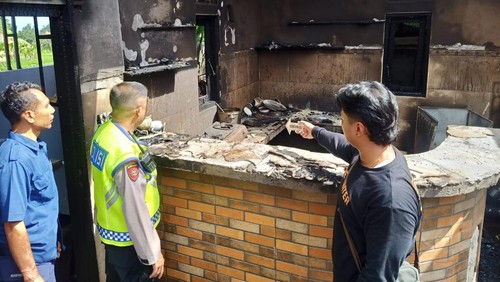 Rumah milik Aiptu I Komang Wijana yang ada di Lingkungan Temega, Kelurahan Padangkerta, Karangasem hangus terbakar pada Selasa (21/3/2023).