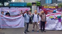 Dalam aksinya, mereka juga mendesak Menteri Keuangan RI untuk mencopot dan memeriksa mantan kakanwil Djkn wilayah Papua dengan dugaan Penyalahgunaan wewenang dan kejahatan jabatan dan upaya pemerasan pada Rakyat masyarakat adat untuk pembayaran atas tanah adat suku ireeuw milik orang asli papua.