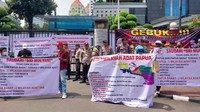 Mereka menuntut Menteri keuangan RI untuk segera merevisi/mencabut Surat keputusan menteri keuangan RI No. 456/KMK.06/2018 Tentang Penyelesaian Aset IJJDF (Irian Jaya Joint Development Foundation) Yang dengan sengaja memasukkan tanah adat/ulayat milik Suku Ireeuw (Paulus Ireeuw) di Kel. Hamadi Distrik Jayapura Selatan, kota Jayapura.