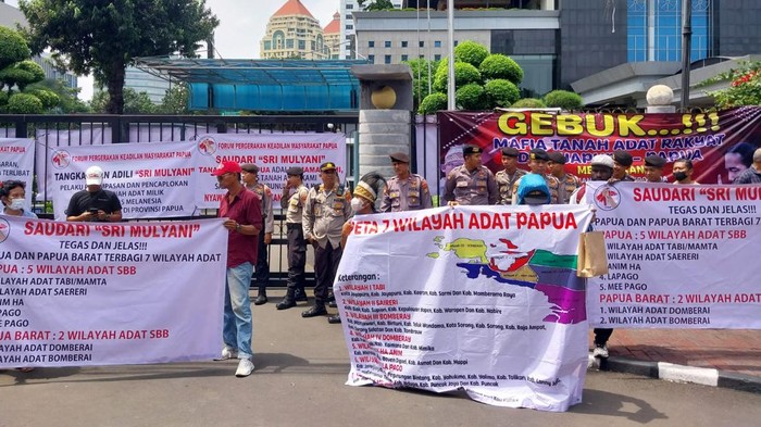 Ratusan orang yang tergabung dalam  Forum Pergerakan Keadilan Masyarakat Papua (FPKMP) menggelar aksi di Kantor Kementerian keuangan, Jakarta, Selasa (21/3/2023). Ada apa?