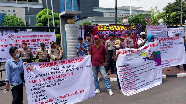 Saat Warga Papua Geruduk Kantor Sri Mulyani