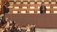 Puan Maharani kemudian mengenalkan Perry Warjiyo dan memintanya untuk berdiri.