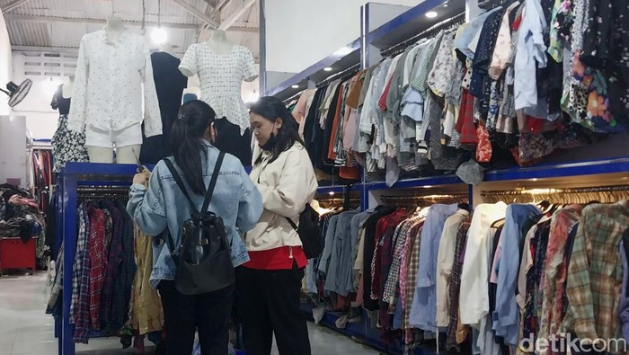 Salah satu toko thrifting di Kota Malang.