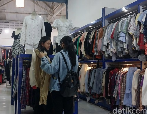 Salah satu toko Thrifting di Kota Malang.