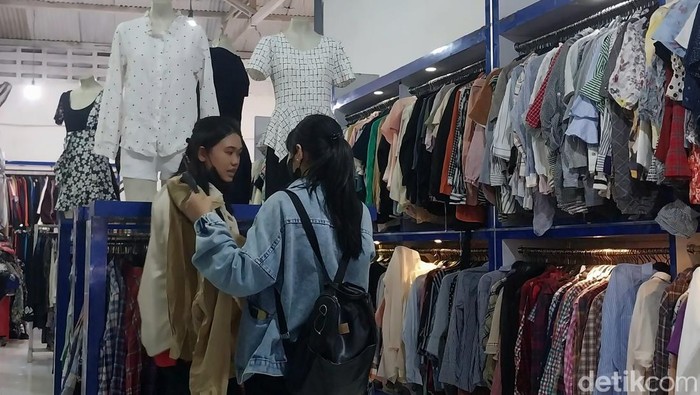 Salah satu toko Thrifting di Kota Malang.