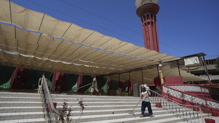 Menjelang Ramadan, umat muslim mulai melakukan bersih-bersih masjid di Pakistan, Selasa (21/3/2023). Bersih-bersih dilakukan untuk memberikan kenyamanan umat muslim beribadah.