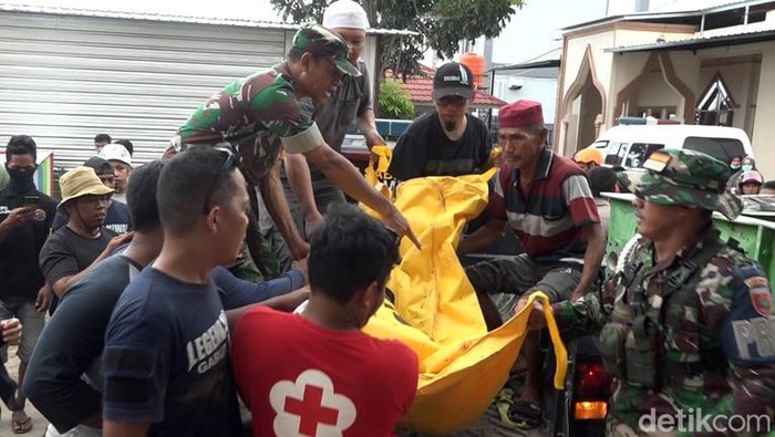 Santri bernama Mufli (13) yang hilang terseret banjir luapan sungai di Kabupaten Polewali Mandar (Polman), Sulawesi Barat (Sulbar) ditemukan dalam kondisi tidak bernyawa. Santri bernama Mufli (13) yang hilang terseret banjir luapan sungai di Kabupaten Polewali Mandar (Polman), Sulawesi Barat (Sulbar) ditemukan dalam kondisi tidak bernyawa.