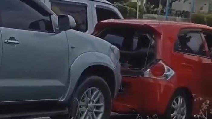 Screnshoot video sejumlah minibus terlibat tabrakan beruntun di Palembang (Foto: Istimewa)