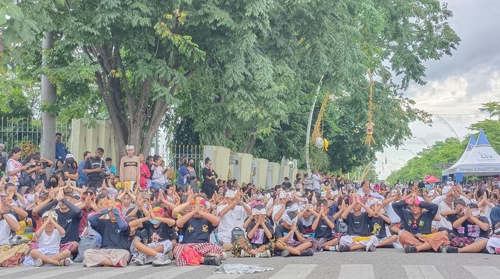 Sebelum mengarak ogoh-ogoh, umat Hindu di Kupang melakukan persembahyangan bersama di Jalan El Tari, Kota Kupang, Selasa (21/3/2023). (Yufen Ernesto/detikBali)