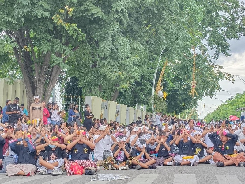 Sebelum mengarak ogoh-ogoh, umat Hindu di Kupang melakukan persembahyangan bersama di Jalan El Tari, Kota Kupang, Selasa (21/3/2023). (Yufen Ernesto/detikBali)