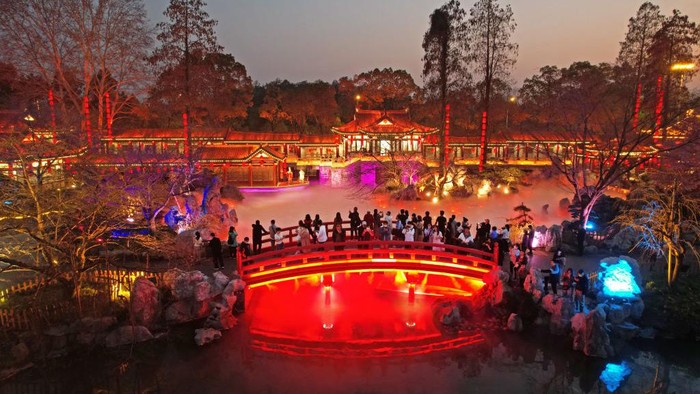 Sensasi Tur Malam di Taman Bunga Sakura Wuhan WUHAN, CHINA - MARCH 09: Tourists visit East Lake Cherry Blossom Park at night on March 9, 2023 in Wuhan, Hubei Province of China. East Lake Cherry Blossom Park in Wuhan launches 'night tour' for tourists. (Photo by VCG/VCG via Getty Images)