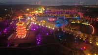 East Lake Cherry Blossom Park di Wuhan meluncurkan tur malam untuk turis. VCG/Getty Images.