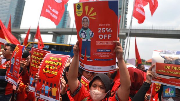 Serikat buruh yang tergabung dalam Partai Buruh, FSPMI, KASBI, hingga KSPI melakukan aksi unjuk rasa di depan Kantor Kementerian Ketenagakerjaan (Kemnaker) Jalan Gatot Subroto, Jakarta Selatan, (21/3/2023). (CNBC Indonesia/Muhammad Sabki)