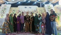 Foto: Setelah menunggu 5 tahun, pada akhirnya sang murid melamar guru tercintanya. Pernikahan mereka digelar pada 3 Maret 2023 lalu. (Foto: Facebook/Fatimah Azza)
