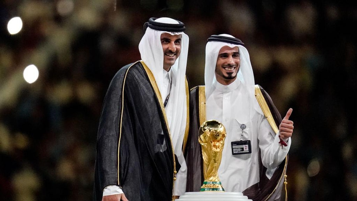 Sheikh Jassim Bin Hamad Al Thani (kanan) masih ingin membeli Manchester United. (Foto: DeFodi Images via Getty Images/DeFodi Images)