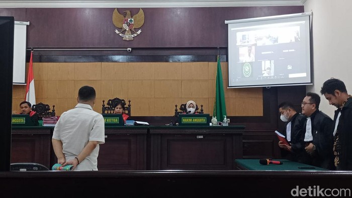 sidang direktur pabrik baja
