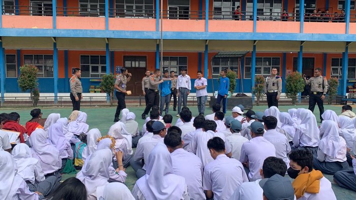 Siswa SMA di Cimahi saat mendapatkan pembelajaran soal tertib berlalu lintas, Selasa (21/3/2023).