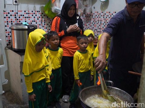Siswa TK Lamongan diajak menyiapkan menu berbuka dengan memancing ikan.