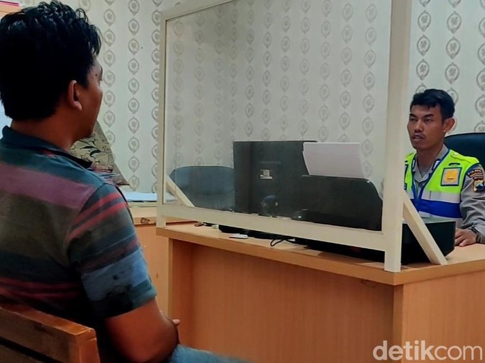 Sopir truk yang terlibat kecelakaan maut di tol Pemalang diperiksa di Unit Gakum Satlantas Polres Pemalang, Selasa (21/03) siang.