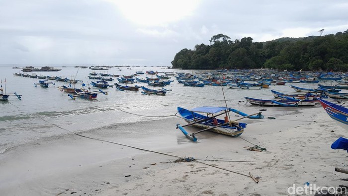 Suasana di pesisir Pangandaran.