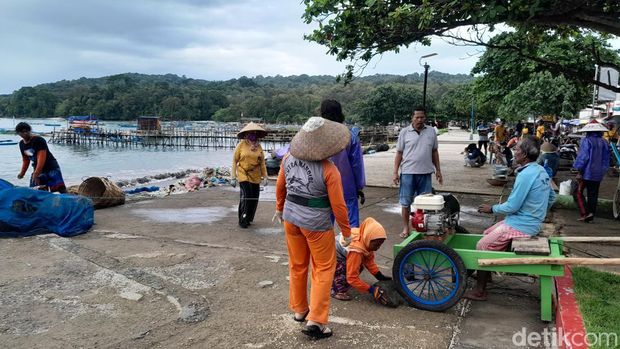 Suasana di pesisir Pangandaran.