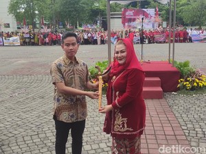 Meriahnya Kirab Dugderan Semarang, Gibran Ikut Nonton