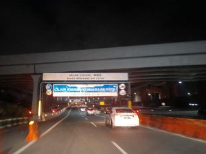 H+6 Lebaran, Lalin Tol Layang MBZ Arah Jakarta Ramai Lancar Malam Ini