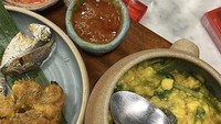  Penggemar kuliner khas Manado. Dirinya unggah foto saat makan bubur Manado dan bakwan jagung dengan cocolan sambal pedas. Foto: Instagram @ardhitopramono