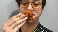 Terakhir ini pose lucu dan menggemaskan Ardhito saat ngemil ayam goreng yang krispi.  Foto: Instagram @ardhitopramono