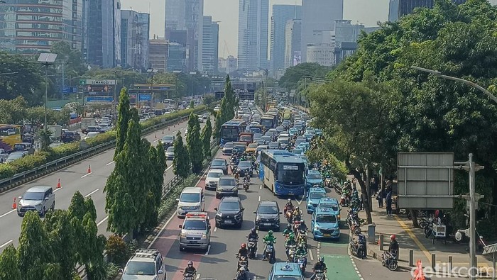 Taksi dan ojek online ngetem di Halte Komdak depan Markas Polda Metro Jaya bikin Jalan Gatot Subroto macet, Selasa (21/3/2023).
