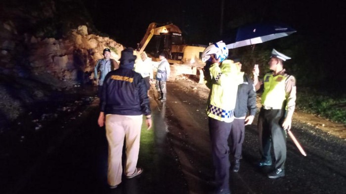 Tanah longsor bikin jalan lintas Riau-Sunbar putus total (Foto: Dok BPBD Riau)